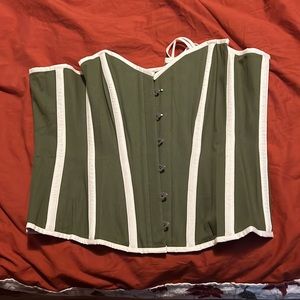 Green corset brand new. Didn’t fit me maybe it will fit you.